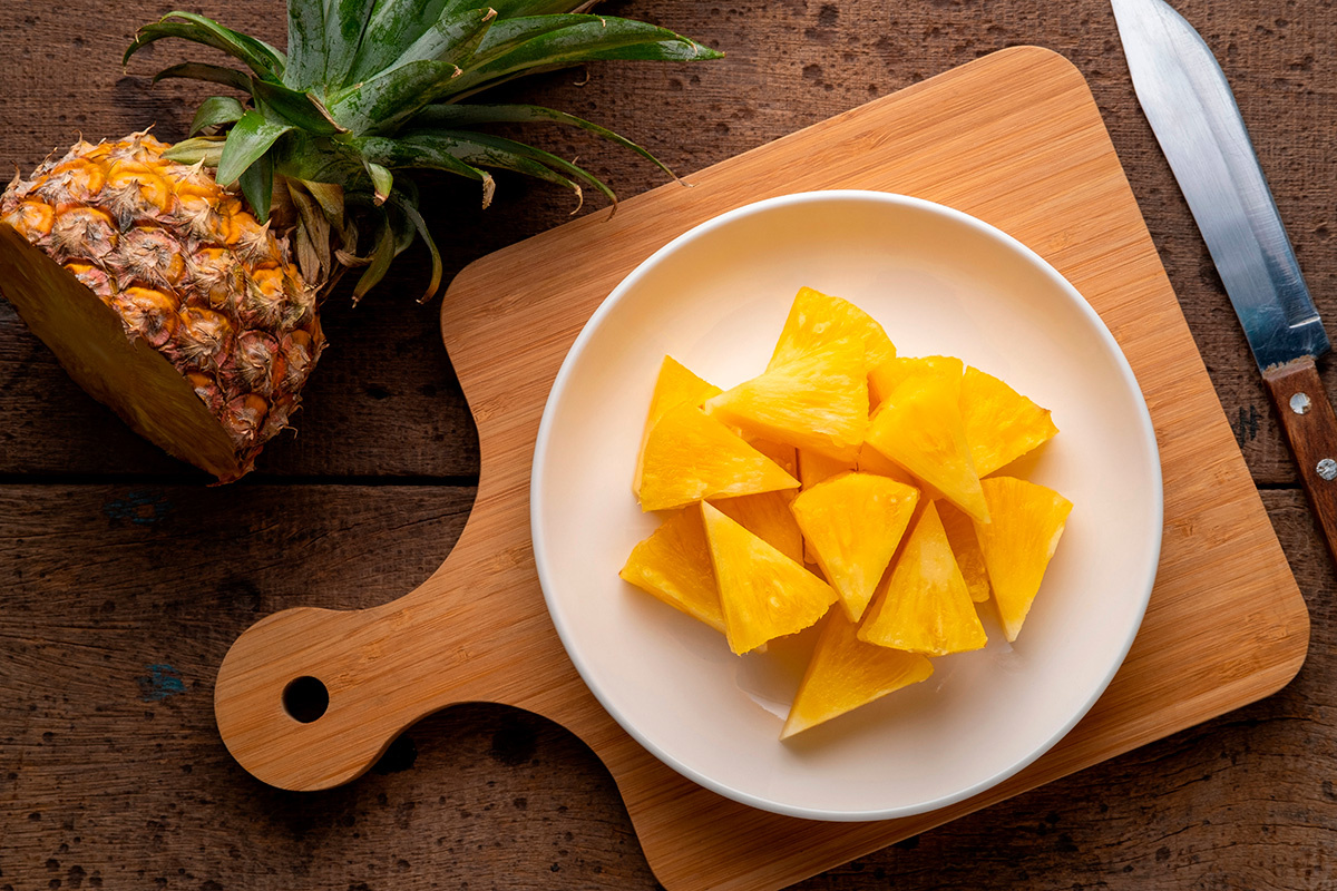 Ananas is een exotische vrucht, maar toch gemakkelijk verkrijgbaar in elke supermarkt.